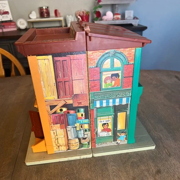 Vintage 1974 Fisher-Price Sesame Street clubhouse with figurines. - Picture 2 of 16